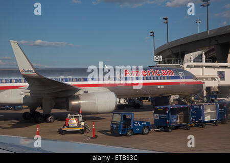 Aéroport International Dallas/Fort Worth, Texas - un jet d'American Airlines à DFW. L'aéroport est le plus grand centre américain. Banque D'Images