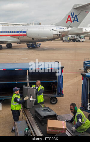 Aéroport International Dallas/Fort Worth, Texas - Une équipe au sol d'American Airlines décharge des bagages à l'aéroport DFW. Banque D'Images