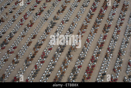 Wuhan, Hubei Province, China. 12 Juin, 2015. Vue aérienne du parc de nouveaux véhicules à une usine de Dongfeng à Wuhan, province de Hubei, Chine centrale, 12 juin 2015. Credit : Panda Eye/Alamy Live News Banque D'Images