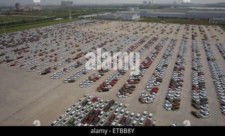 Wuhan, Hubei Province, China. 12 Juin, 2015. Vue aérienne du parc de nouveaux véhicules à une usine de Dongfeng à Wuhan, province de Hubei, Chine centrale, 12 juin 2015. Credit : Panda Eye/Alamy Live News Banque D'Images