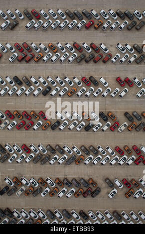 Wuhan, Hubei Province, China. 12 Juin, 2015. Vue aérienne du parc de nouveaux véhicules à une usine de Dongfeng à Wuhan, province de Hubei, Chine centrale, 12 juin 2015. Credit : Panda Eye/Alamy Live News Banque D'Images