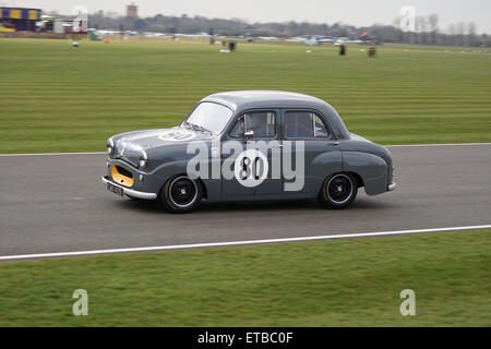Peter Clements dans une norme 1955 Dix à la réunion des membres de Goodwood Banque D'Images