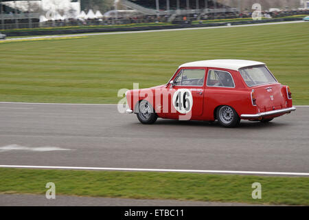 Dans un petit Desmond 1959 Austin A40 lors de la réunion des membres de Goodwood Banque D'Images