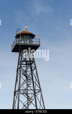 Alcatraz Prison tour de garde avec fond de ciel bleu à San Francisco, Californie. Photo prise le : Décembre 10th, 2011 Banque D'Images