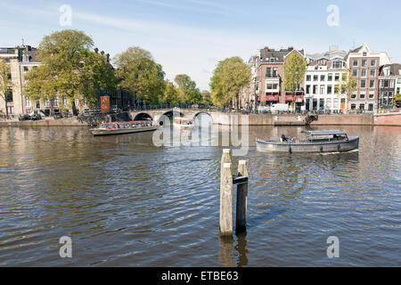 Bateaux sur l'Amstel et herengracht sur un matin de printemps ensoleillé à Amsterdam Banque D'Images