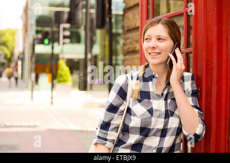 Jeune femme faisant un appel téléphonique à Londres Banque D'Images