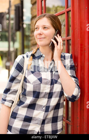 Jeune femme faisant un appel téléphonique à Londres Banque D'Images