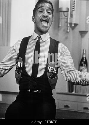 Sammy Davis, Jr., sur-ensemble du film 'Robin et les hottes sept', 1964 Banque D'Images