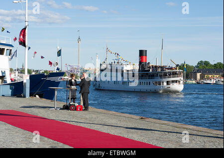 Stockholm, Suède, Juin, 12, 2015. Les clients privés arrive à Strandvagen, Stockholm à bord du navire de l'archipel de Stockholm s/s pour plus de transports pour les festivités. C'est le début de la célébration du mariage entre le prince Carl Philip et Mme Sofia Hellqvist qui aura lieu demain à la Chapelle Royale, Stockholm. Credit : Barbro Bergfeldt/Alamy Live News Banque D'Images