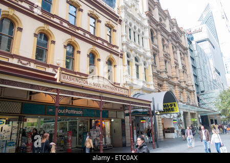 Boutiques et magasins à Sydney du principal quartier commerçant de la zone de détail, Pitt Street, au coeur du centre ville,Sydney, Australie Banque D'Images