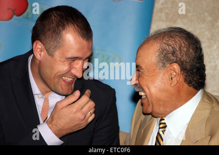 Invaincu boxeur russe Sergey Kovalev reçoit son champion WBO 'Super' avec ceinture : Sergey Kovalev, Francisco Valcarcel Où : San Juan, Puerto Rico, United States Quand : 16 Jan 2015 Credit : WENN.com Banque D'Images