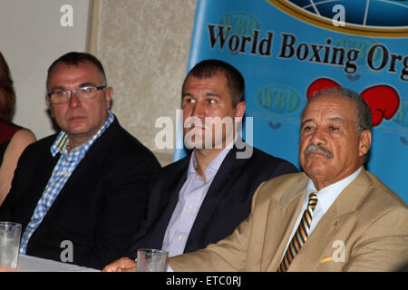 Invaincu boxeur russe Sergey Kovalev reçoit son champion WBO 'Super' avec ceinture : Sergey Kovalev, Egis Klimas, Francisco Valcarcel Où : San Juan, Puerto Rico, United States Quand : 16 Jan 2015 Credit : WENN.com Banque D'Images