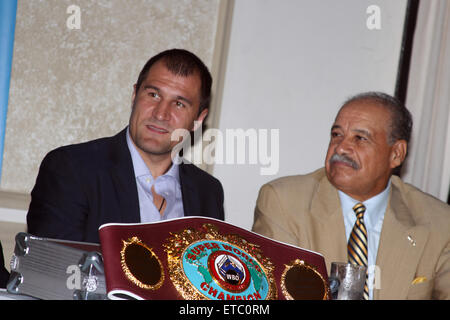 Invaincu boxeur russe Sergey Kovalev reçoit son champion WBO 'Super' avec ceinture : Sergey Kovalev, Francisco Valcarcel Où : San Juan, Puerto Rico, United States Quand : 16 Jan 2015 Credit : WENN.com Banque D'Images