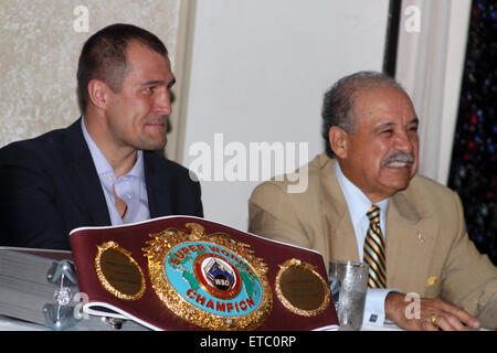 Invaincu boxeur russe Sergey Kovalev reçoit son champion WBO 'Super' avec ceinture : Sergey Kovalev, Francisco Valcarcel Où : San Juan, Puerto Rico, United States Quand : 16 Jan 2015 Credit : WENN.com Banque D'Images