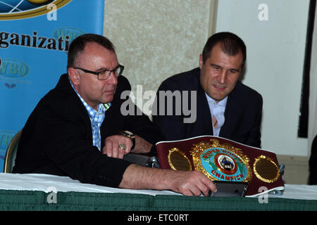 Invaincu boxeur russe Sergey Kovalev reçoit son champion WBO 'Super' avec ceinture : Sergey Kovalev, Egis Klimas Où : San Juan, Puerto Rico, United States Quand : 16 Jan 2015 Credit : WENN.com Banque D'Images