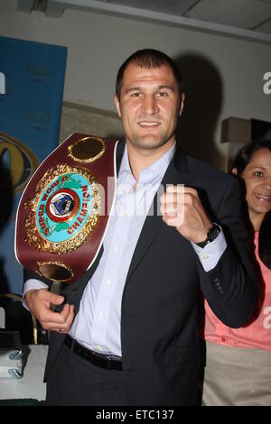 Invaincu boxeur russe Sergey Kovalev reçoit son champion WBO 'Super' avec ceinture : Sergey Kovalev Où : San Juan, Puerto Rico, United States Quand : 16 Jan 2015 Credit : WENN.com Banque D'Images