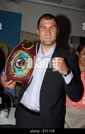 Invaincu boxeur russe Sergey Kovalev reçoit son champion WBO 'Super' avec ceinture : Sergey Kovalev Où : San Juan, Puerto Rico, United States Quand : 16 Jan 2015 Credit : WENN.com Banque D'Images