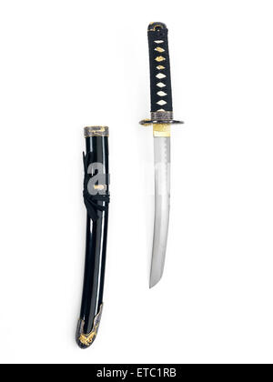Couteau japonais Tanto épée courte et d'un fourreau isolé sur fond blanc Banque D'Images