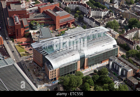 Vue aérienne du bâtiment Francis Crick, derrière elle se trouve la British Library, Londres NW1 Banque D'Images