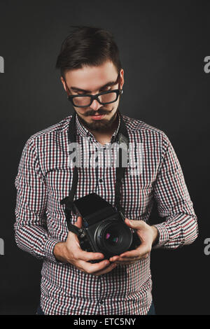 Beau gars avec barbe holding vintage camera Banque D'Images