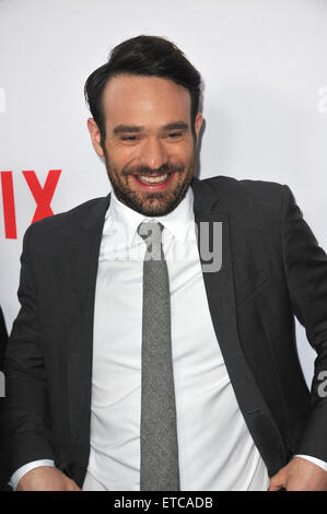 LOS ANGELES, CA - 2 avril 2015 : Charlie Cox à la première de sa série Netflix 'Merveille's Daredevil' au Regal Cinemas LA Live. Banque D'Images