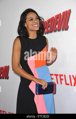 LOS ANGELES, CA - 2 avril 2015 : Rosario Dawson à la première de sa série Netflix 'Merveille's Daredevil' au Regal Cinemas LA Live. Banque D'Images