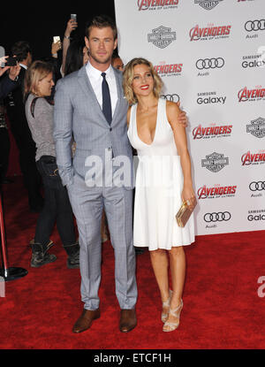 LOS ANGELES, CA - le 13 avril 2015 : Chris Hemsworth & épouse Elsa Pataky à la première mondiale de son film 'Avengers : Uncanny X-Men" au Kodak Theater, Hollywood. Banque D'Images