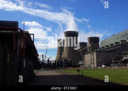 Les tours de refroidissement à West Burton Power Station Banque D'Images