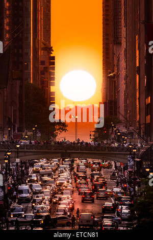 Manhattanhenge à New York, le long de la 42e rue. Manhattanhenge est un événement au cours de laquelle le soleil est aligné avec Banque D'Images