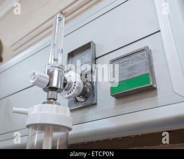 Closeup détail d'un compteur de débit de l'oxygène avec l'injecteur dans l'hôpital centre médical Banque D'Images