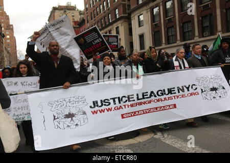 Les protestataires manifester contre le racisme dans le 'Récupérer' MLK bas mars Lexington Avenue New York pour Black vit question. Les critiques du traitement par la police des résidents minoritaires aux États-Unis ont pris part à diverses manifestations dans tout le pays qui coïncide avec la célébration de la journée Martin Luther King le gouvernement fédéral américain, une maison de vacances marquant l'influente American civil rights leader's anniversaire où : New York City, New York, United States Quand : 19 Jan 2015 Credit : IZZY/WENN.com Banque D'Images