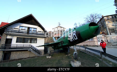 Un passant en revue la Fédération fait MiG-21 supersonic jet fighter exposées dans la cour avant d'une maison dans le village de Raduil, Bulgarie, à quelque 68 miles (110km) au sud de la capitale Sofia. Pour certains Bulgares l'achat hors service des machines militaires vendus aux enchères est quelque peu d'un passe-temps. Le MiG-21 est en ce moment toujours actif au sein de la Force aérienne bulgare. Où : Raduil, Bulgarie Quand : 20 Jan 2015 : Impact de crédit Presse Groupe/WENN.com Banque D'Images