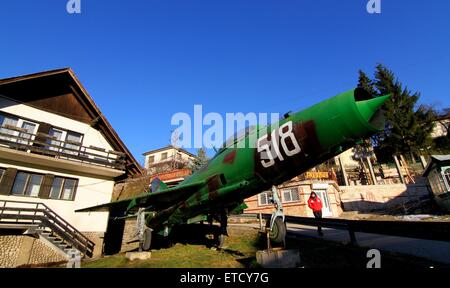 Un passant en revue la Fédération fait MiG-21 supersonic jet fighter exposées dans la cour avant d'une maison dans le village de Raduil, Bulgarie, à quelque 68 miles (110km) au sud de la capitale Sofia. Pour certains Bulgares l'achat hors service des machines militaires vendus aux enchères est quelque peu d'un passe-temps. Le MiG-21 est en ce moment toujours actif au sein de la Force aérienne bulgare. Où : Raduil, Bulgarie Quand : 20 Jan 2015 : Impact de crédit Presse Groupe/WENN.com Banque D'Images