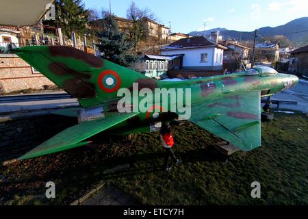 Un passant en revue la Fédération fait MiG-21 supersonic jet fighter exposées dans la cour avant d'une maison dans le village de Raduil, Bulgarie, à quelque 68 miles (110km) au sud de la capitale Sofia. Pour certains Bulgares l'achat hors service des machines militaires vendus aux enchères est quelque peu d'un passe-temps. Le MiG-21 est en ce moment toujours actif au sein de la Force aérienne bulgare. Où : Raduil, Bulgarie Quand : 20 Jan 2015 : Impact de crédit Presse Groupe/WENN.com Banque D'Images