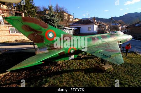 Un passant en revue la Fédération fait MiG-21 supersonic jet fighter exposées dans la cour avant d'une maison dans le village de Raduil, Bulgarie, à quelque 68 miles (110km) au sud de la capitale Sofia. Pour certains Bulgares l'achat hors service des machines militaires vendus aux enchères est quelque peu d'un passe-temps. Le MiG-21 est en ce moment toujours actif au sein de la Force aérienne bulgare. Où : Raduil, Bulgarie Quand : 20 Jan 2015 : Impact de crédit Presse Groupe/WENN.com Banque D'Images