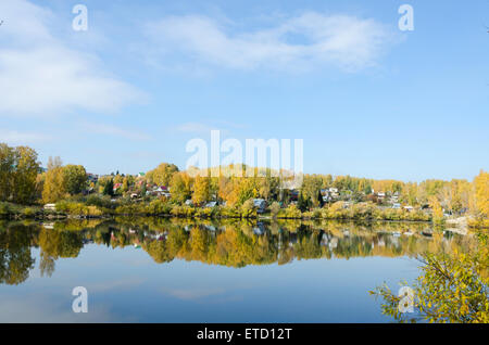 Forest lake à sunny day aurumn en Sibérie Banque D'Images