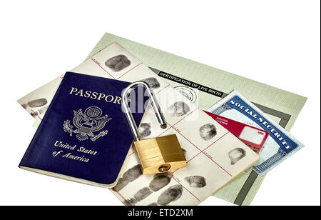 Passeport, carte d'empreintes digitales, permis de conduire, carte de sécurité sociale, certificat de naissance et un cadenas ouvert isolated on white Banque D'Images