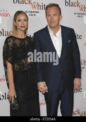 Los Angeles premiere de 'Noir et blanc' au Regal Cinemas L.A. Vivre avec : Kevin Costner, Christine Baumgartner Où : Los Angeles, California, United States Quand : 20 Jan 2015 Apega/WENN.com Crédit : Banque D'Images