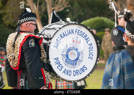 Sydney, Australie. 13 Juin, 2015. 10e année de la plage d'Avalon le Tattoo militaire pour les Forces Armées australiennes et des groupes communautaires bénévoles. Des représentants de l'école locale de bandes, New South Wales rural fire brigade de police,Etat,ses services d'urgence, le personnel retraité et marchands étaient présents à cet événement sur les plages du nord de Sydney.ici les membres de la Police fédérale australienne Pipes and Drums Band Banque D'Images