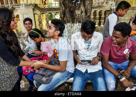 Mumbai Inde,fort Mumbai,Kala Ghoda,Elphinstone College,Université de Mumbai,étudiants garçons garçons enfants filles filles,jeunes filles, Banque D'Images