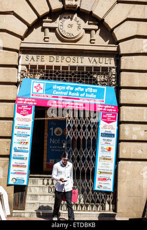 Mumbai Inde,fort Mumbai,Kala Ghoda,Mahatma Gandhi Road,Central Bank of India,front,entrée,homme hommes,départ,India150302108 Banque D'Images