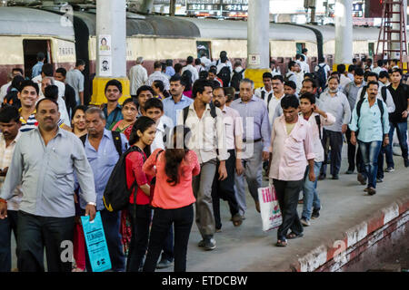 Mumbai Inde,Indian Asian,fort Mumbai,Chhatrapati Shivaji Central Railways Station Terminus Area,train,transport en commun,intérieur,adulte adu Banque D'Images