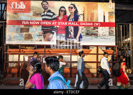 Mumbai Inde,Indian Asian,Dadar Central Western Railway Line Station,train,transport en commun,riders,navetteurs,panneau,publicité annonteme Banque D'Images