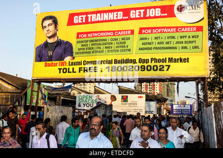 Mumbai Inde,Indian Asian,Dadar Central Western Railway Line Station,train,transport en commun,riders,navetteurs,panneau,publicité annonteme Banque D'Images