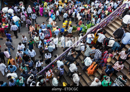 Mumbai Inde,Dadar Central Western Railway Line Station,train,riders,navetteurs,homme hommes,femme femmes,marches escalier,vue aérienne,in Banque D'Images