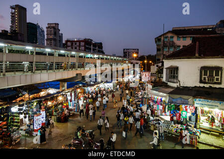 Mumbai Inde,Grant Road est,Bharat Nagar,Alibhai Premji Road,nuit soir,shopping shopper shoppers shopping marché marchés achat sel Banque D'Images