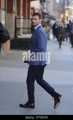 Ryan Seacrest entrant dans son hôtel à New York avec : Ryan Seacreast Où : Manhattan, New York, United States Quand : 23 Jan 2015 TNYF/WENN.com Crédit : Banque D'Images