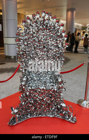 Uri Geller héberge une cuillère bending master-class ainsi que de partager les secrets de sa capacité à plier des cuillères, Uri sera d'essayer de plier un millionième cuillère ! Détenu à Westfield London, Shepherd's Bush. Comprend : le trône de cuillères Où : London, Royaume-Uni Quand : 24 Jan 2015 Credit : Phil Lewis/WENN.com Banque D'Images