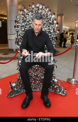 Uri Geller héberge une cuillère bending master-class ainsi que de partager les secrets de sa capacité à plier des cuillères, Uri sera d'essayer de plier un millionième cuillère ! Détenu à Westfield London, Shepherd's Bush. En vedette : Uri Geller Où : London, Royaume-Uni Quand : 24 Jan 2015 Credit : Phil Lewis/WENN.com Banque D'Images