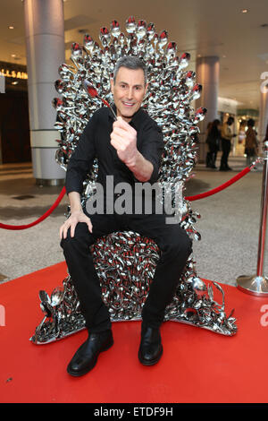 Uri Geller héberge une cuillère bending master-class ainsi que de partager les secrets de sa capacité à plier des cuillères, Uri sera d'essayer de plier un millionième cuillère ! Détenu à Westfield London, Shepherd's Bush. En vedette : Uri Geller Où : London, Royaume-Uni Quand : 24 Jan 2015 Credit : Phil Lewis/WENN.com Banque D'Images